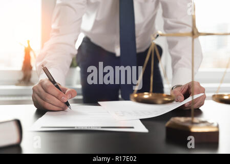 Anwalt Arbeiten mit Dokumenten. Gerechtigkeit und Recht, Rechtsanwalt, Konzept. Man unterzeichnen Vertrag Papiere Stockfoto