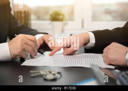 Real estate agent einen Vertrag Kaufen - Verkaufen Haus. Zwei Männer am Schreibtisch sitzen, die Hausratsversicherung auf Wohnungsbaudarlehen, Versicherungsagent Konzept Stockfoto