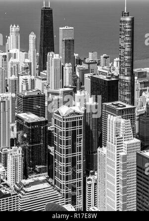 Die Stadt von Chicago aus der Vogelperspektive Blick nach Norden Osten hin zum Lake Michigan mit Trump Tower und das John Hancock in Aussicht Stockfoto