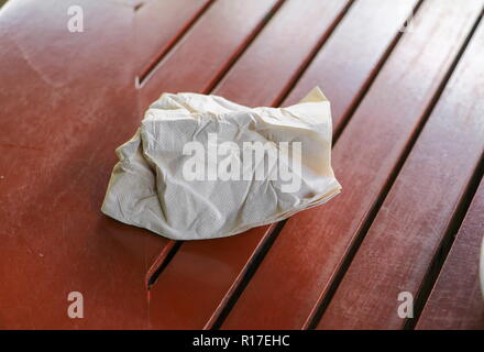 Papier Serviette auf dem Tisch Holz Hintergrund zerknittert Stockfoto