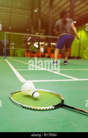 Badmintonplätze mit Bälle im Vordergrund. Stockfoto