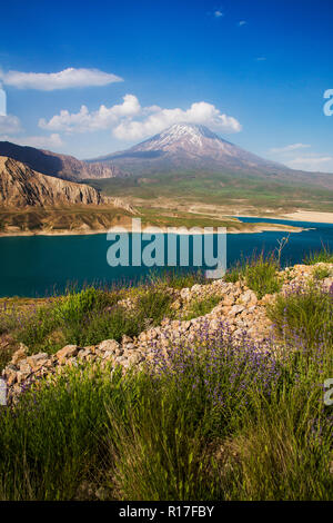 Der Mount Damavand, ein potentiell aktiver Vulkan, ist ein Stratovulkan, der der höchste Gipfel im Iran und der höchste Vulkan in Asien ist. / Lar National Park Stockfoto