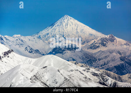 Mount Damavand, einen potenziell aktiver Vulkan, ist ein Stratovulkan, das ist der höchste Berg im Iran und der höchste Vulkan in Asien. Stockfoto