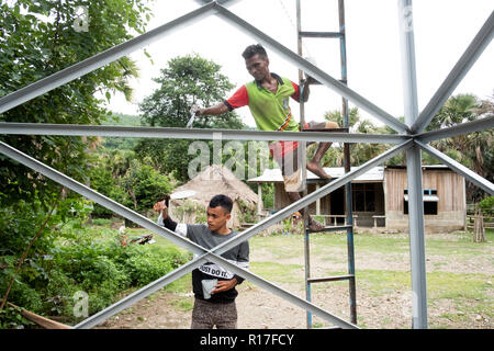 Dorfbewohner malen eine neue Wasserturm in Kasait, Liquica, Timor-Leste. Dies ermöglichte die Dorfbewohner frisches Wasser für die erste Zeit zu haben. Stockfoto