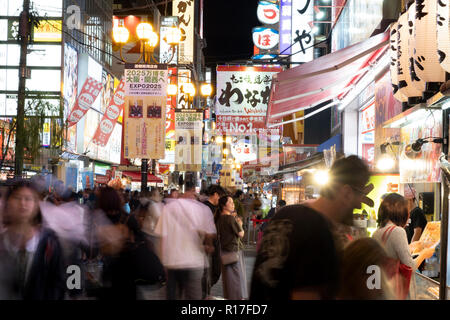 Massen von Menschen einkaufen in Osaka's Dotonbori Bezirk, Japan Stockfoto