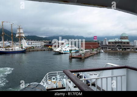 Mit der Fähre anreisen am Kure Port in der Präfektur Hiroshima, Japan Stockfoto