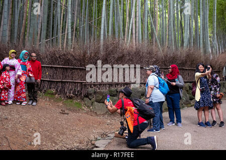 Touristen, die sich in der Bamboo ausländische Arashiyama, Kyoto Japan Stockfoto