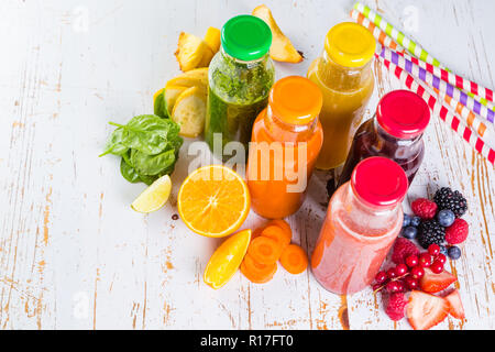 Auswahl an farbenfrohen Smoothies auf rustikalen Holz Hintergrund Stockfoto