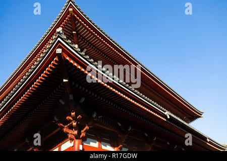 Detail des Daches von Asakusa Tempel in Tokio, Japan während der Dämmerung auf einen Tag fallen. Stockfoto