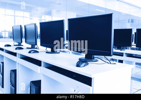 Computerraum, Reihen von Computer ordentlich platziert. Stockfoto