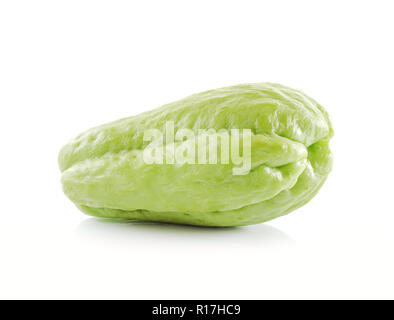 Chayote isoliert auf weißem Hintergrund Stockfoto