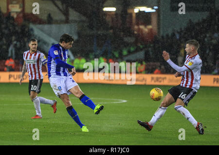 9. November 2018, Bramall Lane, Sheffield, England; Sky Bet-Meisterschaft, der Stahl Derby, Sheffield United v Sheffield Mittwoch; Adam Erreichen von Sheffield Mittwoch Schuß lenkt aus Oliver Norwood (16) von Sheffield United Credit: Mark Cosgrove/News Bilder der Englischen Football League Bilder unterliegen DataCo Lizenz Stockfoto