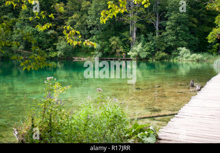 Touristen auf einem Wanderweg über den See Stockfoto