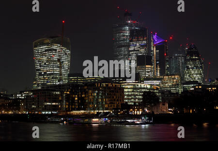 Der London City Gebäude, walkie-talkie, Skalpell, Käsereibe, Gherkin über von der Themse bei Nacht Stockfoto