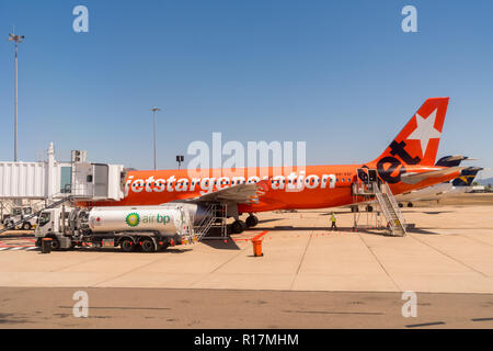 Ein Jetstar-Flugzeug wird an einem heißen Tag am Townsville Airport, Queensland, QLD, Australien von Air BP betankt. Stockfoto