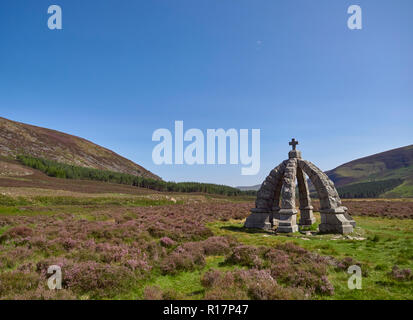 Das Tal von Glen Markierung in der Angus Glens, mit Victoria's Gut Denkmal im Vordergrund rechts, Angus, Schottland, Großbritannien. Stockfoto