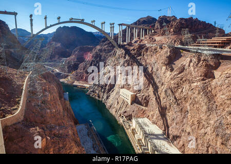 Der Hoover Dam entlang des Colorado River, zwischen Arizona und Nevada und den Bau der Mike O'Callaghan - Pat Tillman Memorial Bridge, Januar 2010 Stockfoto