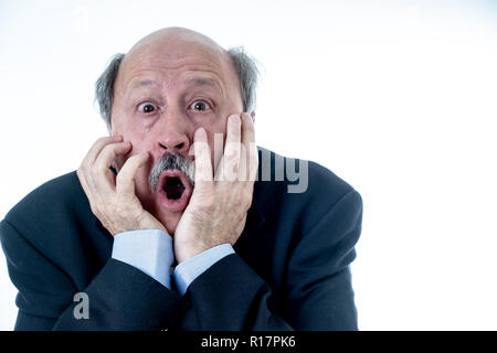 Porträt einer 60 s älterer Mann in Schock mit einem erschrockenen Ausdruck auf seinem Gesicht machen Angst Gesten in menschlichen Emotionen Gefühle Mimik und Stockfoto