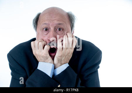 Porträt einer 60 s älterer Mann in Schock mit einem erschrockenen Ausdruck auf seinem Gesicht machen Angst Gesten in menschlichen Emotionen Gefühle Mimik und Stockfoto