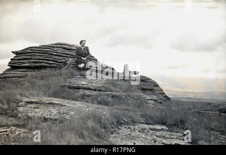 1950, historische, ein Tor oder Craig, Exmoor, England, UK, eine Dame Walker sitzen auf der Seite des felsigen Gipfel. Stockfoto