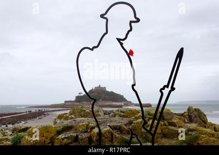 Eine Installation für die Gefallenen. Eine silhouette Tommy Abbildung auf Kapelle Rock, vor St. Michael's Mount in Marazion, Cornwall, als Teil der es aber Stockfoto