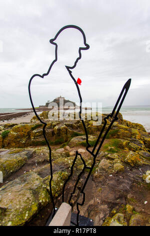 Eine Installation für die Gefallenen. Eine silhouette Tommy Abbildung auf Kapelle Rock, vor St. Michael's Mount in Marazion, Cornwall, als Teil der es aber Stockfoto