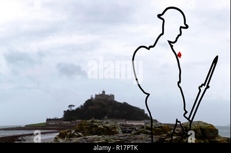 Eine Installation für die Gefallenen. Eine silhouette Tommy Abbildung auf Kapelle Rock, vor St. Michael's Mount in Marazion, Cornwall, als Teil der es aber Stockfoto