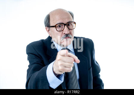 60 s älterer Geschäftsmann Chef wütend mit Verärgerten Gesicht und Gestik, die verärgert und wütend in die Verwaltung und Stress bei der Arbeit zu bully Boss und menschlichen Emotionen Stockfoto