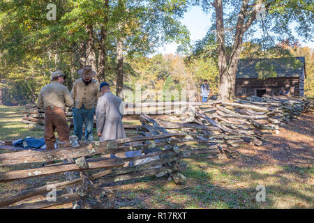 MCCONNELLS, SC (USA) - November 3, 2018: Confederate Reenactors in Uniformen beteiligen sich in einer Erholung des amerikanischen Bürgerkrieges. Stockfoto