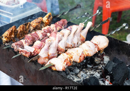 Gegrillte Shish Kebab oder schaschlik von Hühnerfleisch auf Metall Spieße Stockfoto