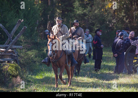 MCCONNELLS, SC (USA) - November 3, 2018: Montierte Kavallerie reenactors teilnehmen in einem Bürgerkrieg Schlacht reenactment an historischen Brattonsville. Stockfoto