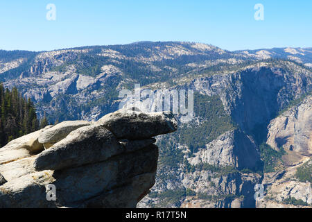 Rocky Mountain close up mit unscharfem Hintergrund. Stockfoto