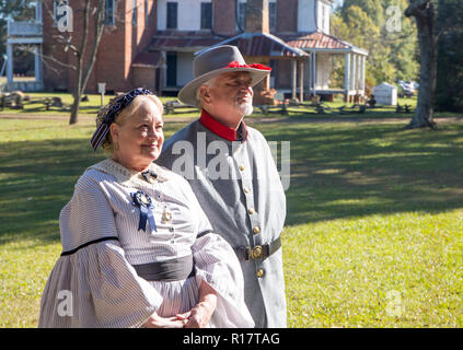 MCCONNELLS, SC (USA) - November 3, 2018: Closeup Portrait von männlichen und weiblichen Confederate reenactors an einer Amerikanischen Bürgerkrieg Reenactment. Stockfoto