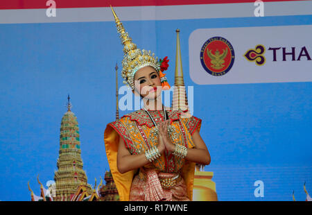 Ein Darsteller in der traditionellen Thai Kostüm tanzt bei der Eröffnung einer dreitägigen Thai fair mit dem Titel 'Destination Thailand' an der Royal Thai Embassy in Stockfoto