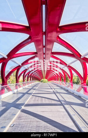 Eine röhrenförmige Brücke überspannt ein Wasser weg in einer kanadischen Stadt Stockfoto