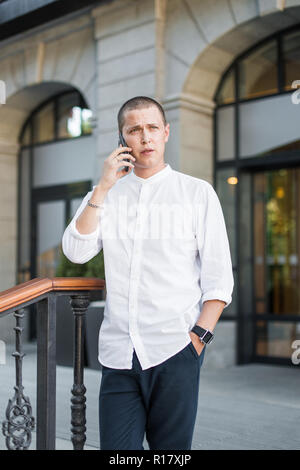 Junge Geschäftsmann im Freien arbeiten Beruf lifestyle Stockfoto