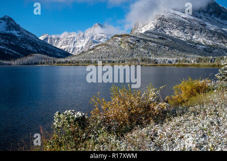 Mt Grinnell und Swiftwater See nach einem Schneesturm. Glacier National Park, Montana Stockfoto