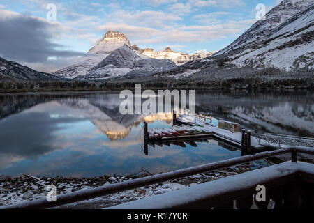 Warme dawn Licht auf Mtt Henkel und das Kanu Dock nach einem Schneesturm. Glacier National Park, Montana Stockfoto
