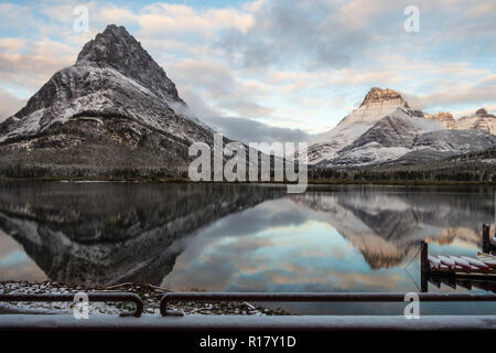 Warme dawn Licht auf Mt Grinnel und Henkel nach einem Schneesturm. Glacier National Park, Montana Stockfoto