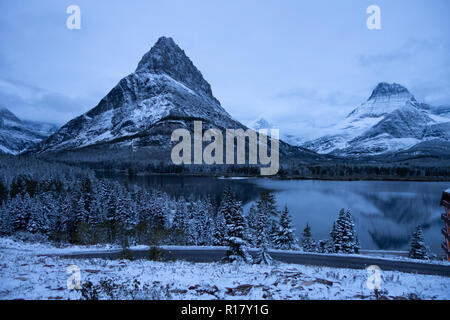 Swiftcurrent Lake, nach einem Schneesturm, Morgendämmerung, Mt, Mt Ginnell Henkel, Glacier National Park, Montana Stockfoto