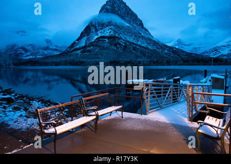 Swiftcurrent Lake, nach einem Schneesturm, Morgendämmerung, Mt Grinnell, Glacier National Park, Montana Stockfoto