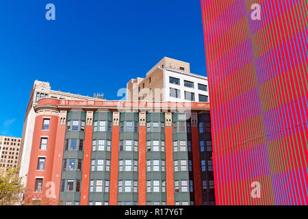 Zeichen der Innenstadt von Cleveland Renaissance gehören die Fusion-farbig bemalten Wand von Wilton Manor Apts zu flache Eisen geformt Osborn Apartment Gebäude Stockfoto