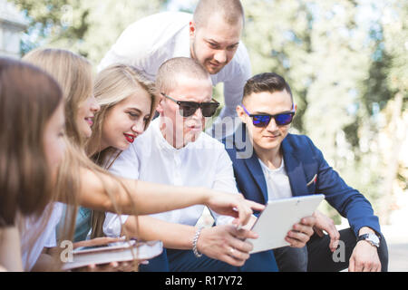 Treffen junger Menschen, Team der Unternehmer in der Natur. Lifestyle, junge Unternehmer Stockfoto