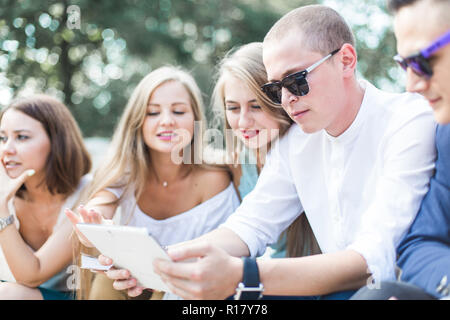 Treffen junger Menschen, Team der Unternehmer in der Natur. Lifestyle, junge Unternehmer Stockfoto