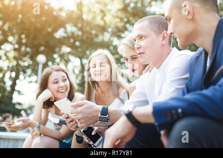 Treffen junger Menschen, Team der Unternehmer in der Natur. Lifestyle, junge Unternehmer Stockfoto