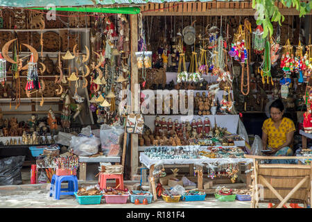 BAGAN, Myanmar, 17. Mai 2018, Souvenir Shop mit traditionellen Myanmar Marionetten in Bereich buddhistischer Tempel. Stockfoto