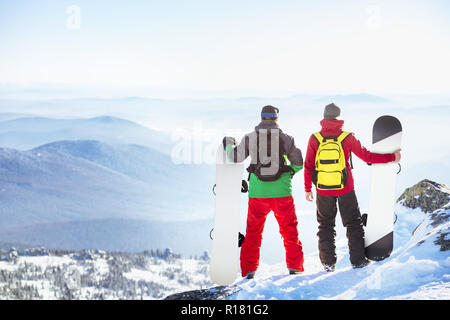 Zwei Snowboarder steht auf einem Berg an View Point Stockfoto