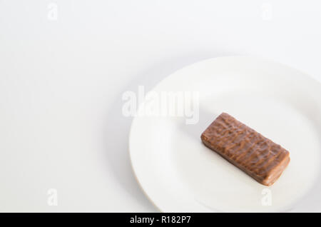 Iconic australische Schokoladenbiskuit auf einer weißen Platte Stockfoto