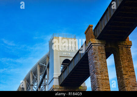 Die Royal Albert Bridge von IK Brunel, die die Bahn über den Fluss Tamar zwischen Devon und Cornwall trägt, im Jahr 1859 erbaut. Stockfoto