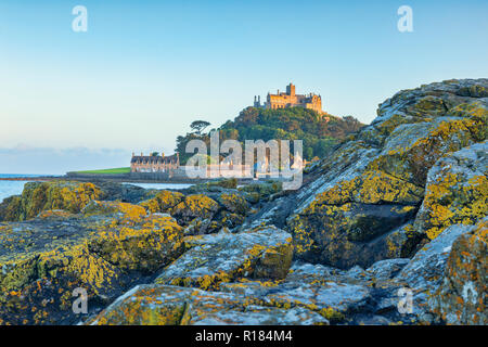 Ein Blick auf die Felsen der Kapelle Rock zu St Michael's Mount, Marazion, Cornwall, Großbritannien - kurze DOF kann in kleinen Größen besser sein. Stockfoto